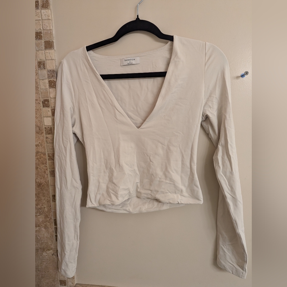 Babaton crop long sleeve v-neck shirt